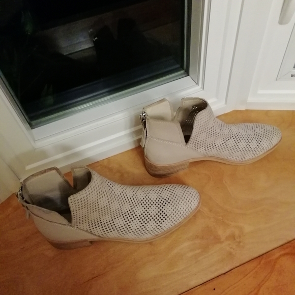 Dolce Vita Leather Laser Perforated Ankle Boot,9.5 - Picture 2 of 6